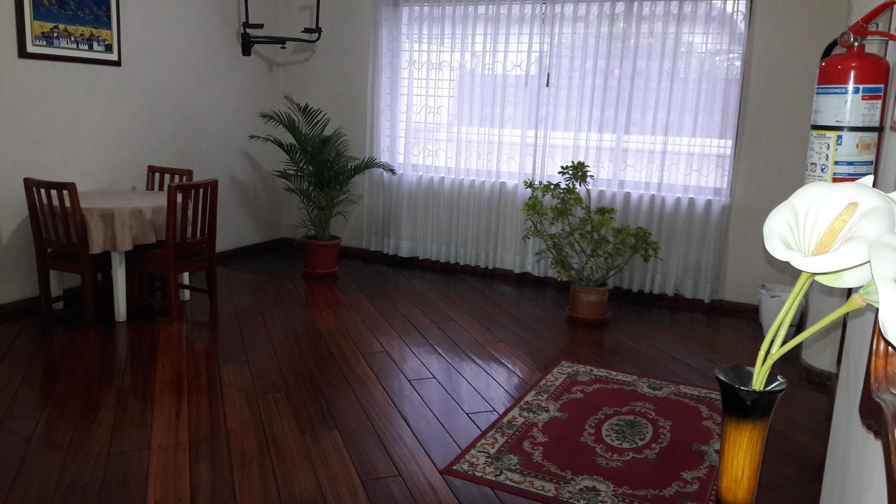 Hostal Santa Maria Gracia Quito Esterno foto