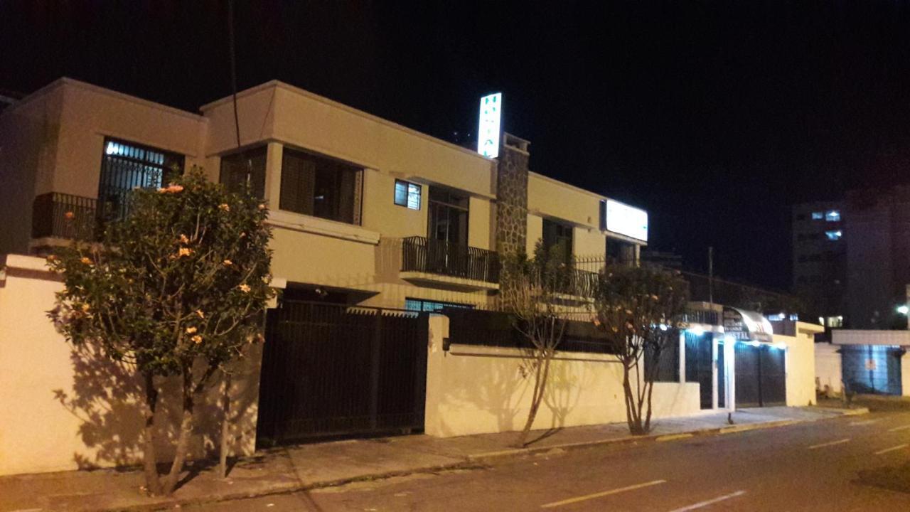 Hostal Santa Maria Gracia Quito Esterno foto